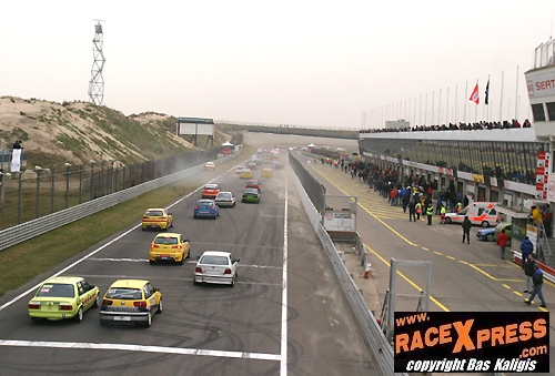 Ronald Morien met de gele Match Racing Renault Clio was helaas de eerste uitvaller van 2006